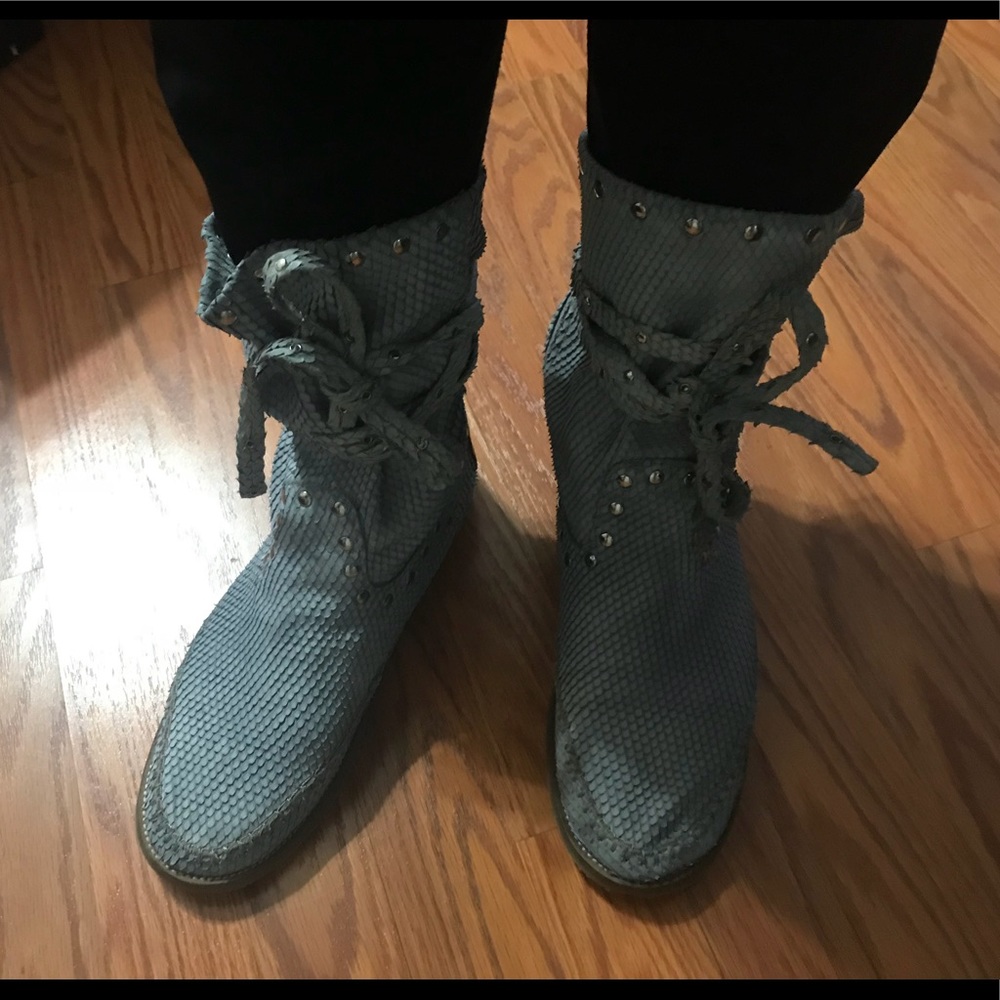Ankle boots light blue python with silver detail. - Picture 8 of 8